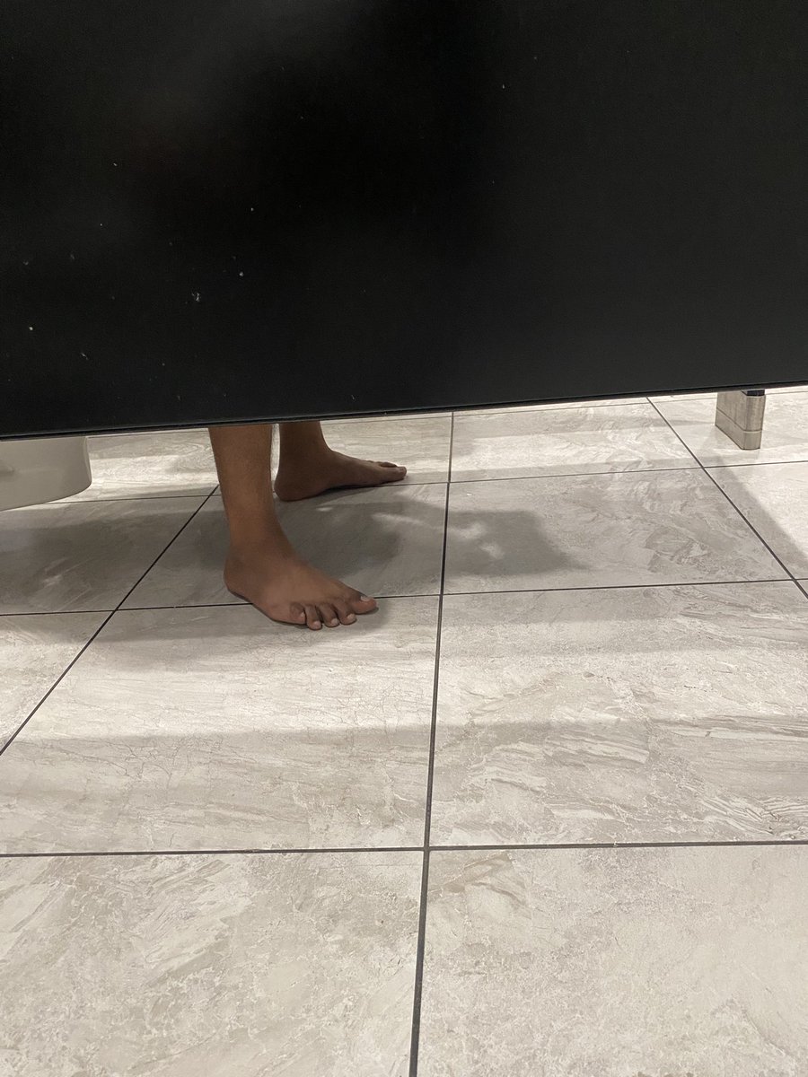 This man is playing <a href="/NintendoAmerica/">Nintendo of America</a> Switch 2 barefoot 🦶 💩 😆 

Priorities 🎮👾 > 👞 👞