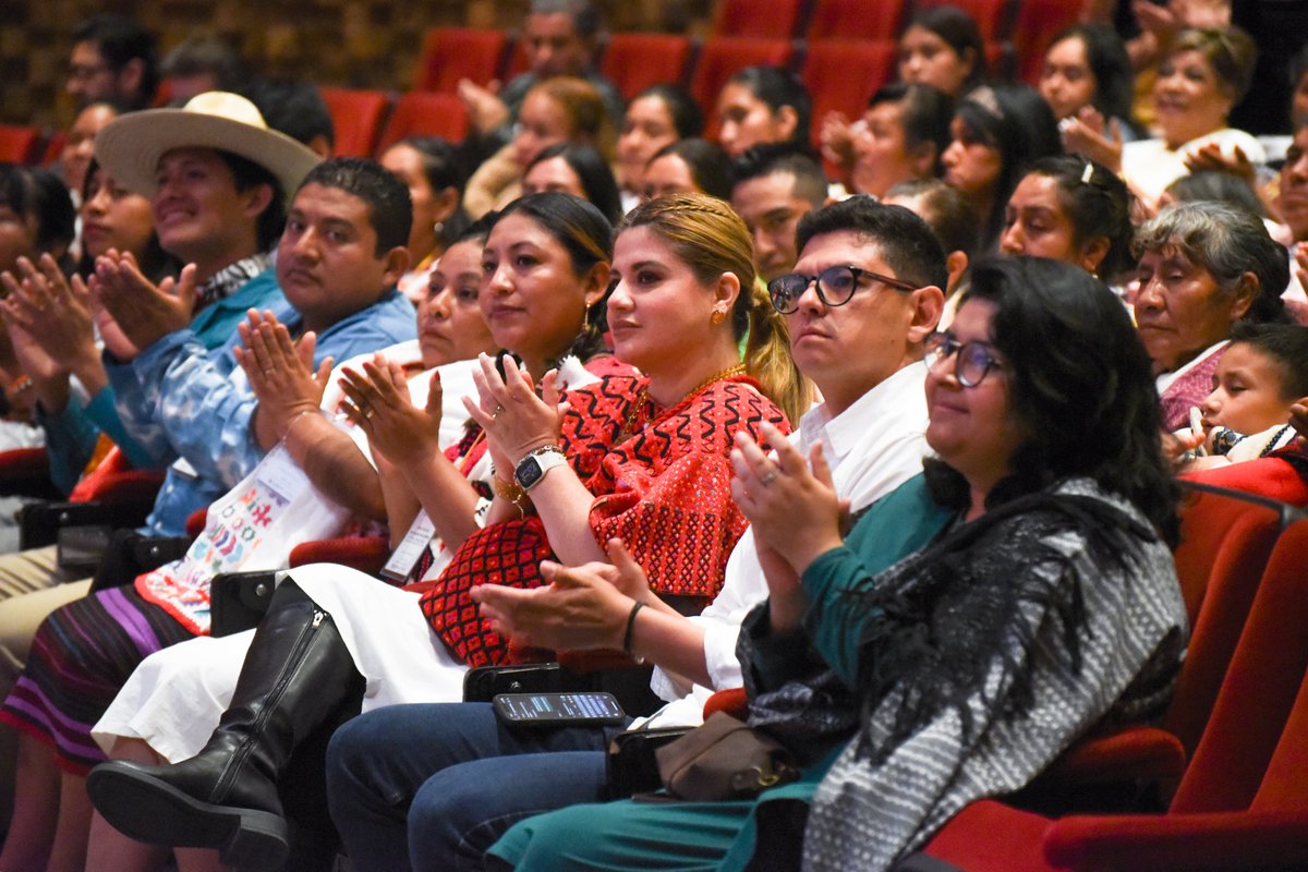 En la ceremonia, estuvieron presentes la subsecretaria de Desarrollo Cultural, Marina Núñez Bespalova (<a href="/labespalova/">Marina Núñez Bespalova</a>); la titular del Fonart, Sonya Santos Garza (<a href="/sonyasantosg/">Sonya Santos</a>); la coordinadora nacional de Antropología del INAH, Paloma Bonfil Sánchez, y de uno de los jurados,