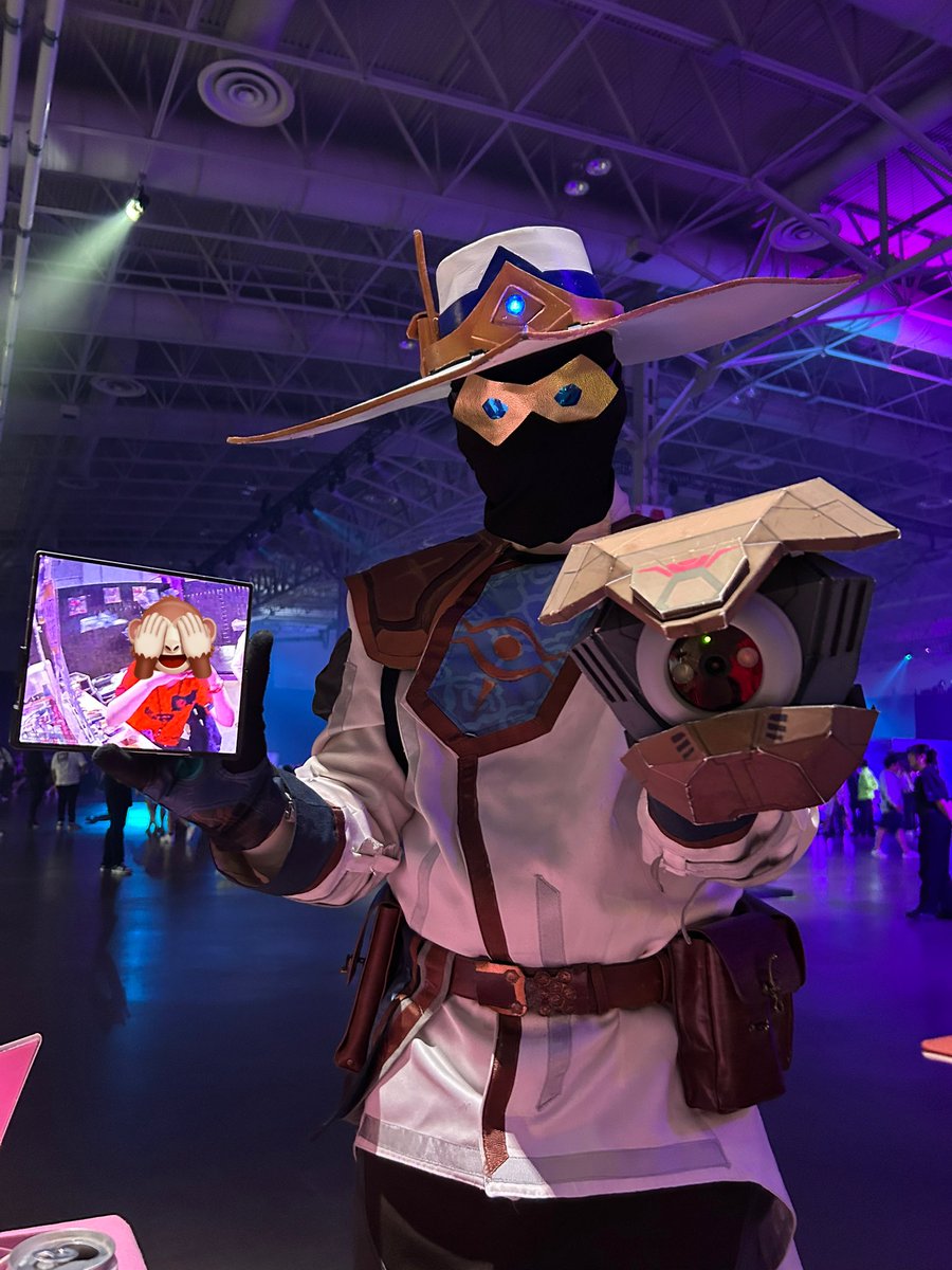 Yayayazii's tweet image. Thank you everyone who purchased from my booth, it was amazing to see the support for the stuff I created &amp;lt;3

That’s the end of my artist alley in VCT Toronto :3

Thank you all again!
Ft. Very impressive cypher cosplayer