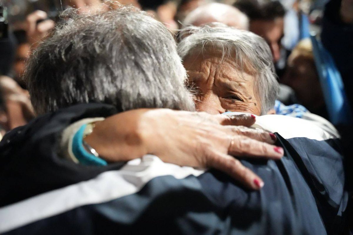 “En el peronismo teníamos dos fechas: el Día de la Lealtad y el Día de la Militancia, y lo que será a partir de ahora, el 18 de junio, que fue el día de la dignidad de un pueblo que no se calla cuando se lo quieren llevar puesto y proscribir a su dirigente”.

Máximo Kirchner en