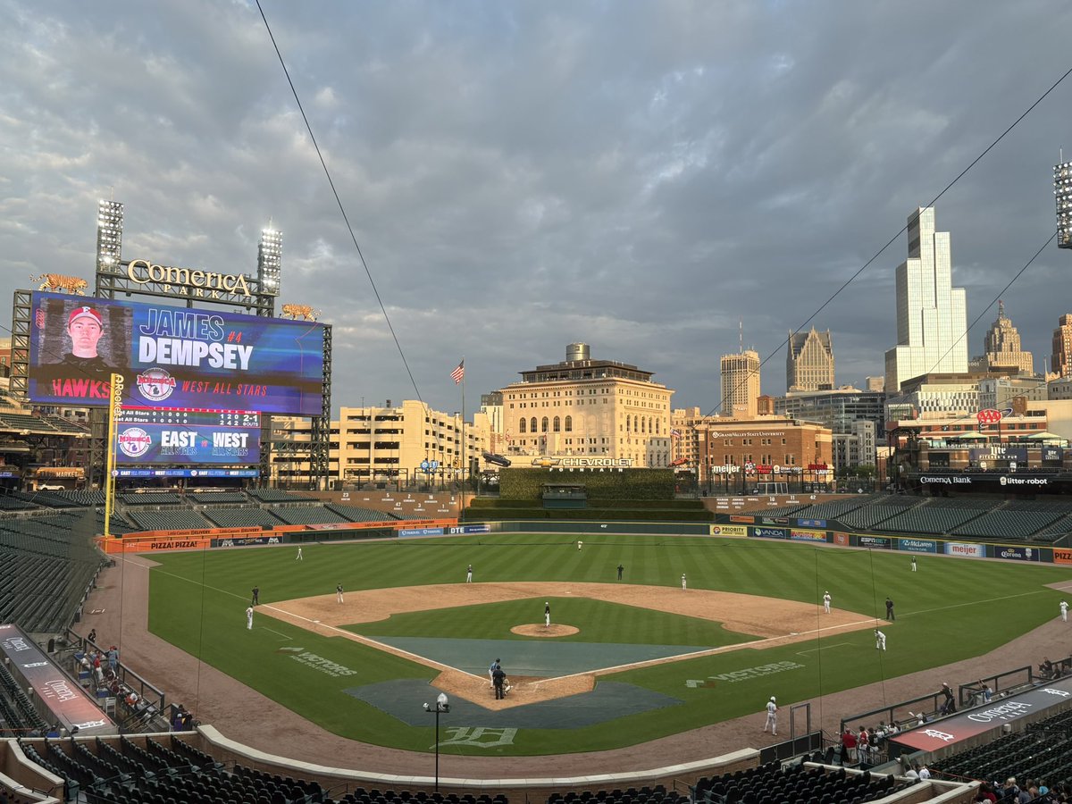 bradymcat's tweet image. This place is beautiful always, but it’s absolutely elite when the sun is hitting the skyline *just* right.