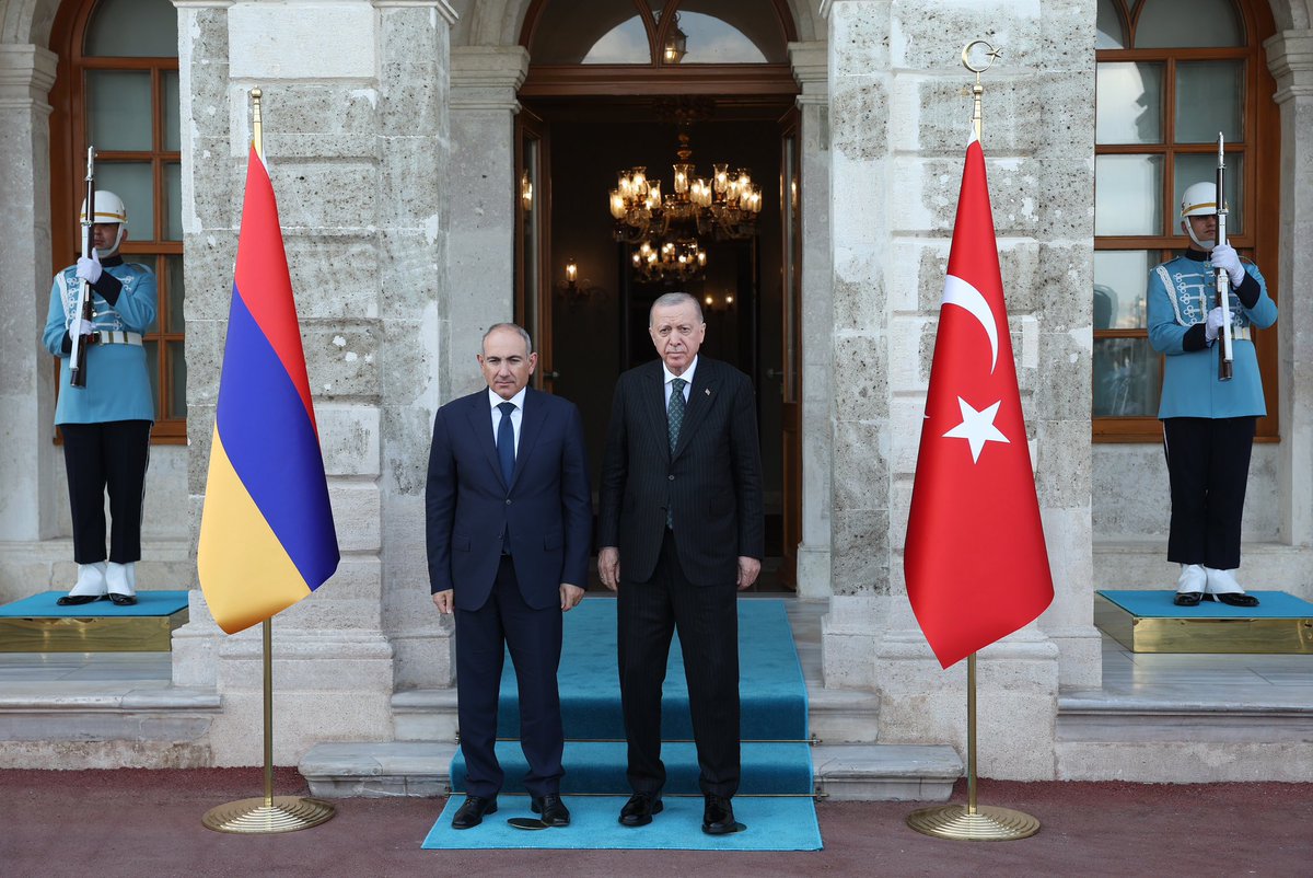 GaroPaylan's tweet image. Turkish President Erdoğan and Armenian Prime Minister Pashinyan held a historic meeting today in Istanbul.

May this be a meaningful step toward full normalization and lasting reconciliation between Türkiye and Armenia.🇦🇲 🇹🇷
