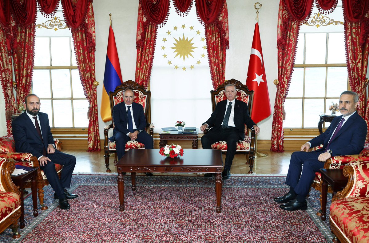 GaroPaylan's tweet image. Turkish President Erdoğan and Armenian Prime Minister Pashinyan held a historic meeting today in Istanbul.

May this be a meaningful step toward full normalization and lasting reconciliation between Türkiye and Armenia.🇦🇲 🇹🇷
