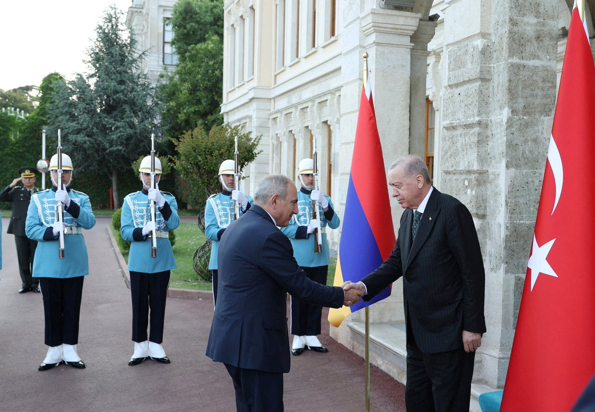 GaroPaylan's tweet image. Turkish President Erdoğan and Armenian Prime Minister Pashinyan held a historic meeting today in Istanbul.

May this be a meaningful step toward full normalization and lasting reconciliation between Türkiye and Armenia.🇦🇲 🇹🇷