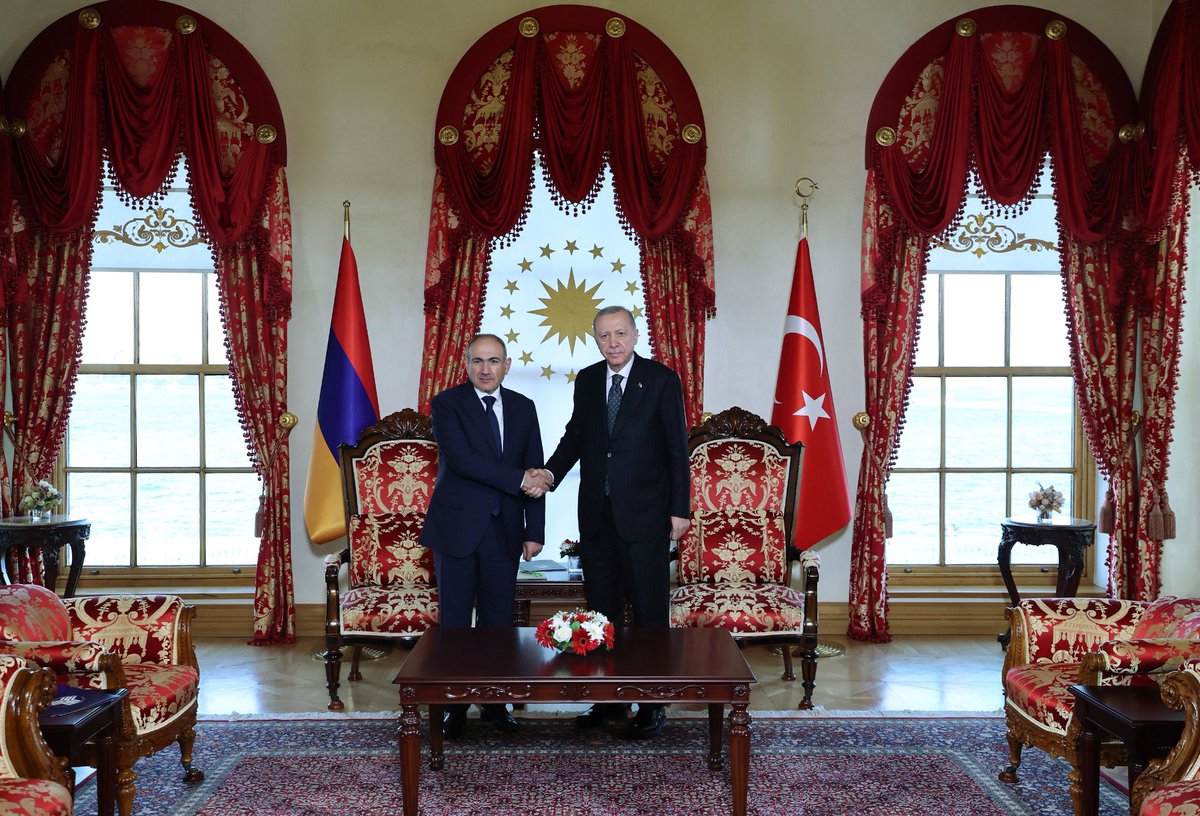 GaroPaylan's tweet image. Turkish President Erdoğan and Armenian Prime Minister Pashinyan held a historic meeting today in Istanbul.

May this be a meaningful step toward full normalization and lasting reconciliation between Türkiye and Armenia.🇦🇲 🇹🇷