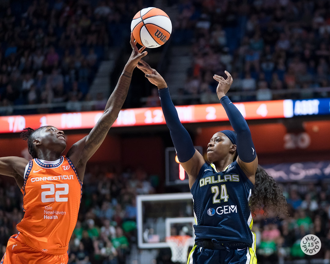chrisphoto15's tweet image. At the half the @DallasWings lead 42-40 over the @ConnecticutSun Tune in for the second half on @iontv