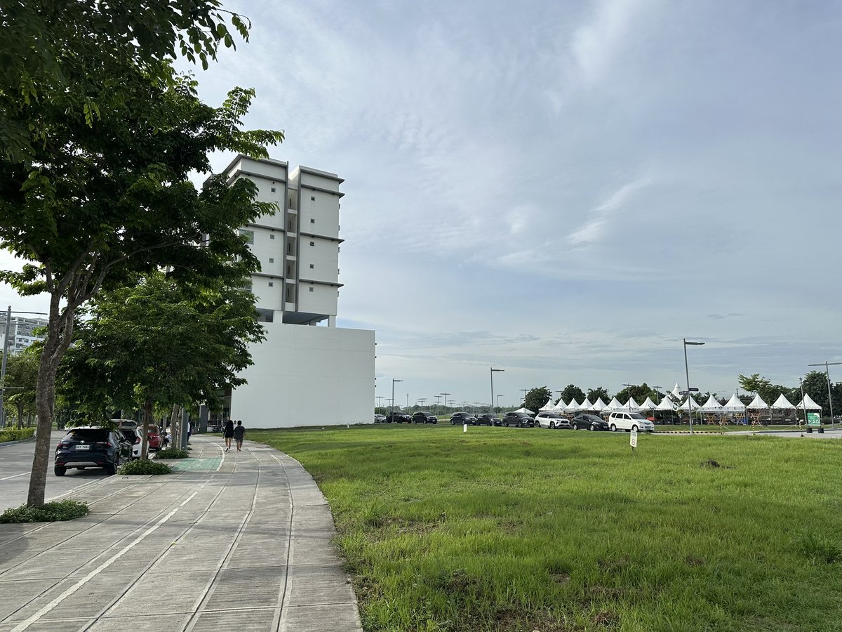 Jacob_338's tweet image. 今日は最近土曜日に始めた5kmウォーキング。最近お気に入りのMaple Groveに来ました。朝はランニングやウォーキングしている方が多いです。道路がキレイに整備されていてとても歩きやすいです。緑が沢山あるので鳥のさえずりも良きです。明日はここをランニングする予定です。

#MapleGrove #Walking