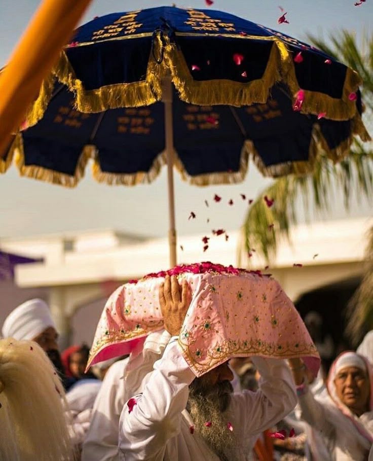 ਗੁਰਿ ਪੂਰੈ ਚਰਨੀ ਲਾਇਆ ॥ ਹਰਿ ਸੰਗਿ ਸਹਾਈ ਪਾਇਆ ॥

ਵਾਹਿਗੁਰੂ ਜੀ 🙏💐