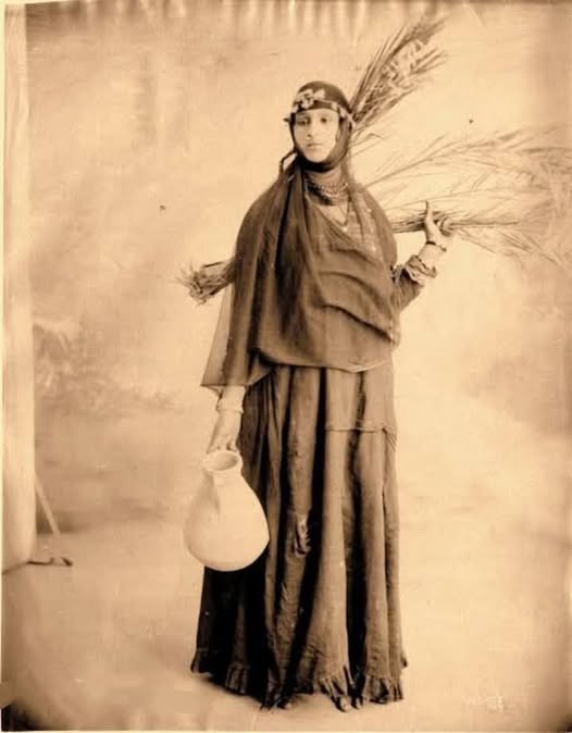 من يصلح الملح إذا الملح فسد ؟!!!.
تزوج بدوي فتاة من قبيلته ذات حسن وأدب وأخلاق ودين ومضى عام على زواجه ، ونشبت بينه وبين أحد أبناء عمومته مشاجرة كبيرة ، فقتله ، ورحل مع زوجته بعيداً عن القرية كما تقتضيه الأعراف القبلية ، وتوجه الى ديار قبيله ثانيه 

وكان صاحبنا دائم الجلوس عند