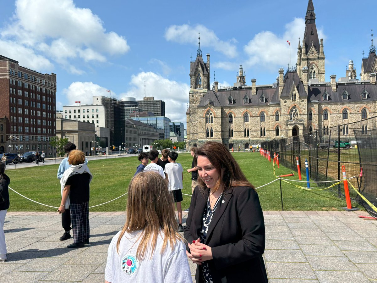 It was fantastic to welcome Oakville's Eastview Public School to Parliament Hill in Ottawa today. 

As I said in my statement on Thursday, these bright students are our country’s future and it was great to meet them and their inspiring teachers. 

#OakvilleWest #OakvilleInOttawa
