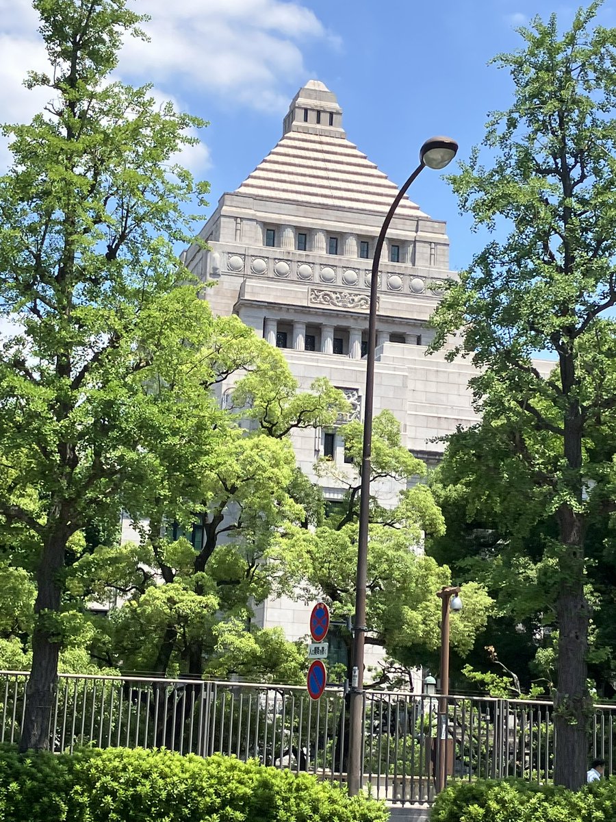 #自民党　#委員長解任
#委員長解任 

自民党の財政金融委員長が、#ガソリン減税法案 を長い間審議しなかった為に、解任されました。

今になって、法案の審議時間が足りないと自民党が言っています。

審議しなかった自分達の怠慢を棚に上げるな‼️と言いたい。
okashigeo.com