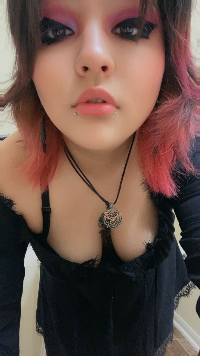 MiaMoonKitty's tweet photo. Still waiting for the perfect sugar daddy 💔#ddlg #sugarbabies https://t.co/k0KdhbyOKi