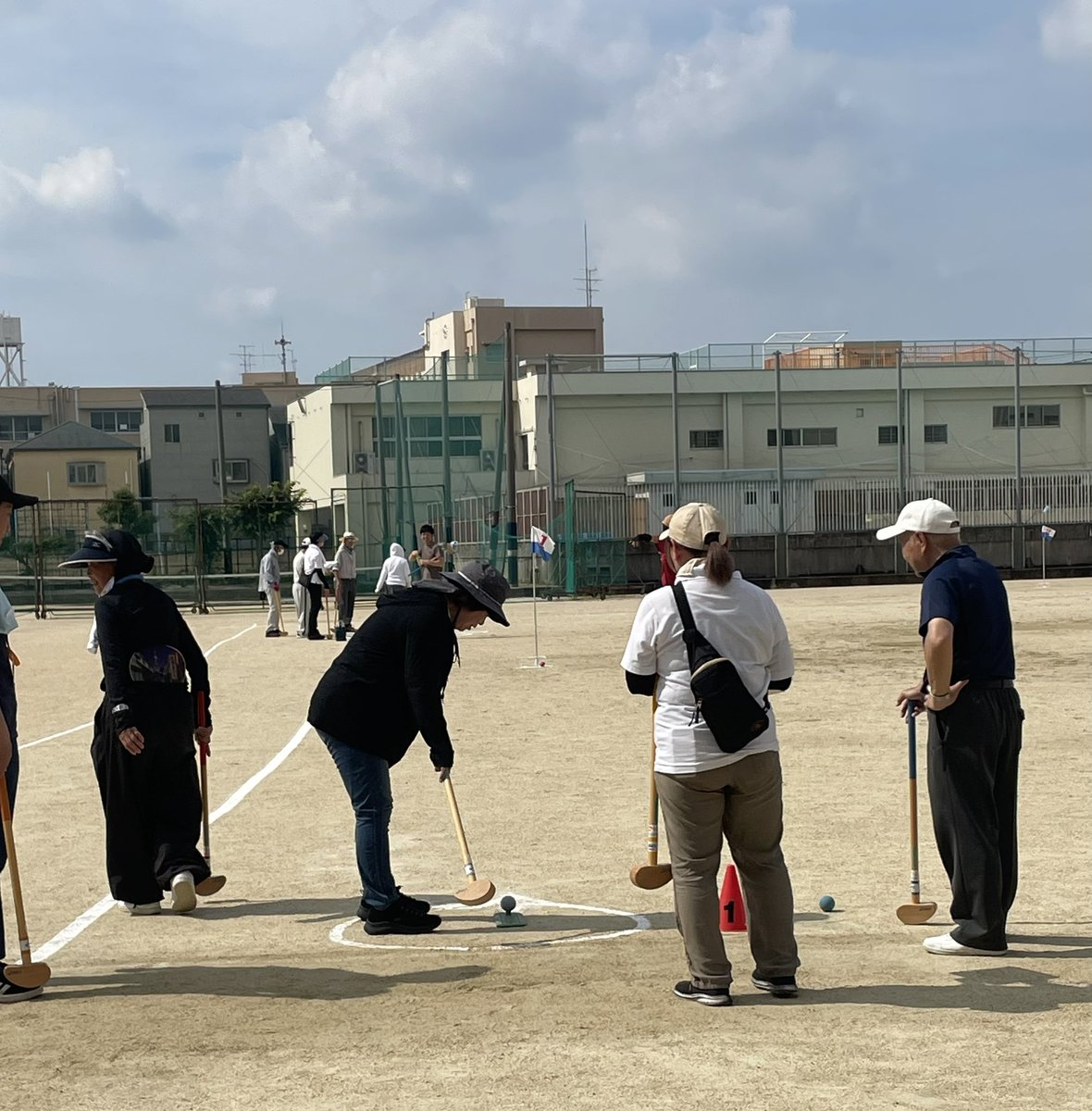 kiboukousaizan's tweet image. #第20回久宝寺コミセングランドゴルフ大会⛳️開会式へ。
試合開始すぐにホールインワンがでていました‼︎すごいです✨
暑いので熱中症に注意しながら頑張ってください。
主人も青少年指導員コミセン担当として準備、選手として出ています😊
役員の皆さまありがとうございます！
#健康増進
#健康寿命