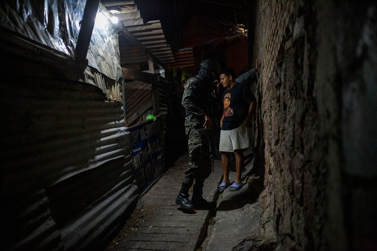 #ActualidadCC|🚨 ¡Extorsión en aumento mientras el 91 % de la población vive sin derechos!
El estado de excepción no detiene el crimen, pero sí tus libertades. En Honduras, más de 300 mil hogares son víctimas de extorsión, y aun así el gobierno insiste en una medida que, según