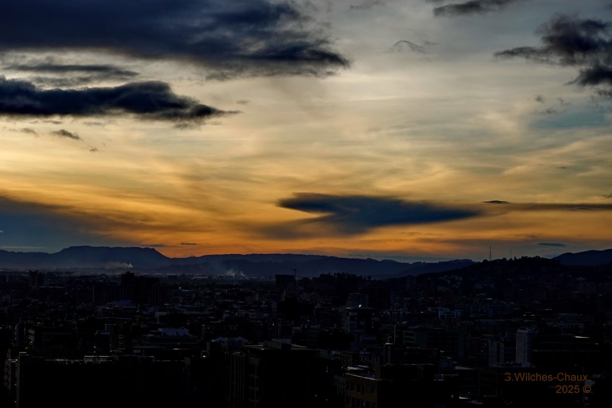 1- El Sol solsticiero rumbo al espectáculo del atardecer
2 y 3 - Hoy 20 y mañana 21, días del Solsticio, el Sol se oculta por el punto más extremo tras el horizonte noroccidental de Bogotá...
4- ... y la Nave Entreprise ahí