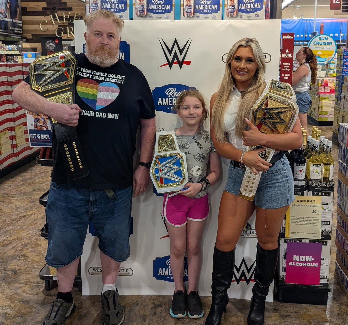MANIACLUBWWE's tweet image. Mania Club member Jeph shared this story about meeting @tiffstrattonwwe:
She was delightful. Of course, my daughter chose right after this to cut a promo on Tiffany.
D: "In ten years, I'm coming for that real one right there."
TS: "I'll be waiting."
🖤