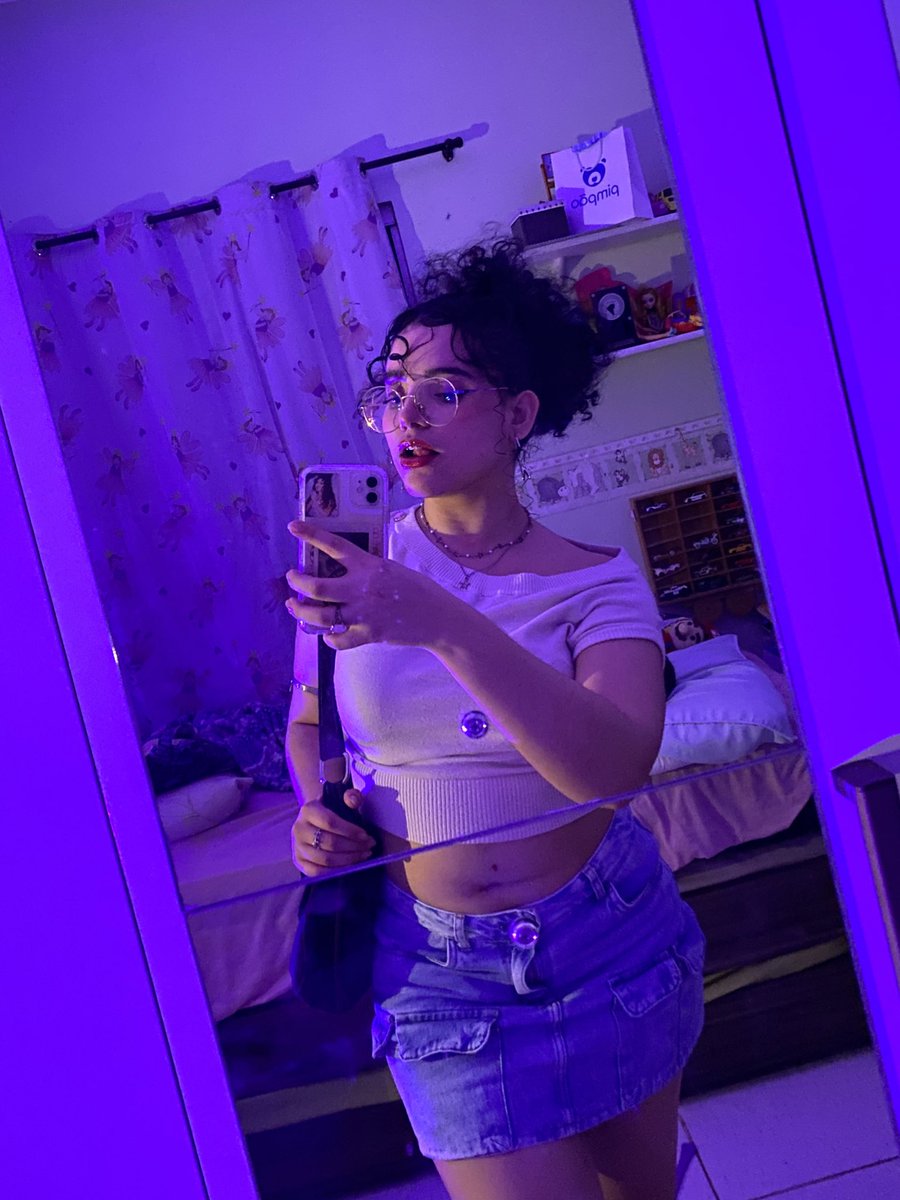 whtsvv's tweet image. aquela amiga que ta subindo pelas parede