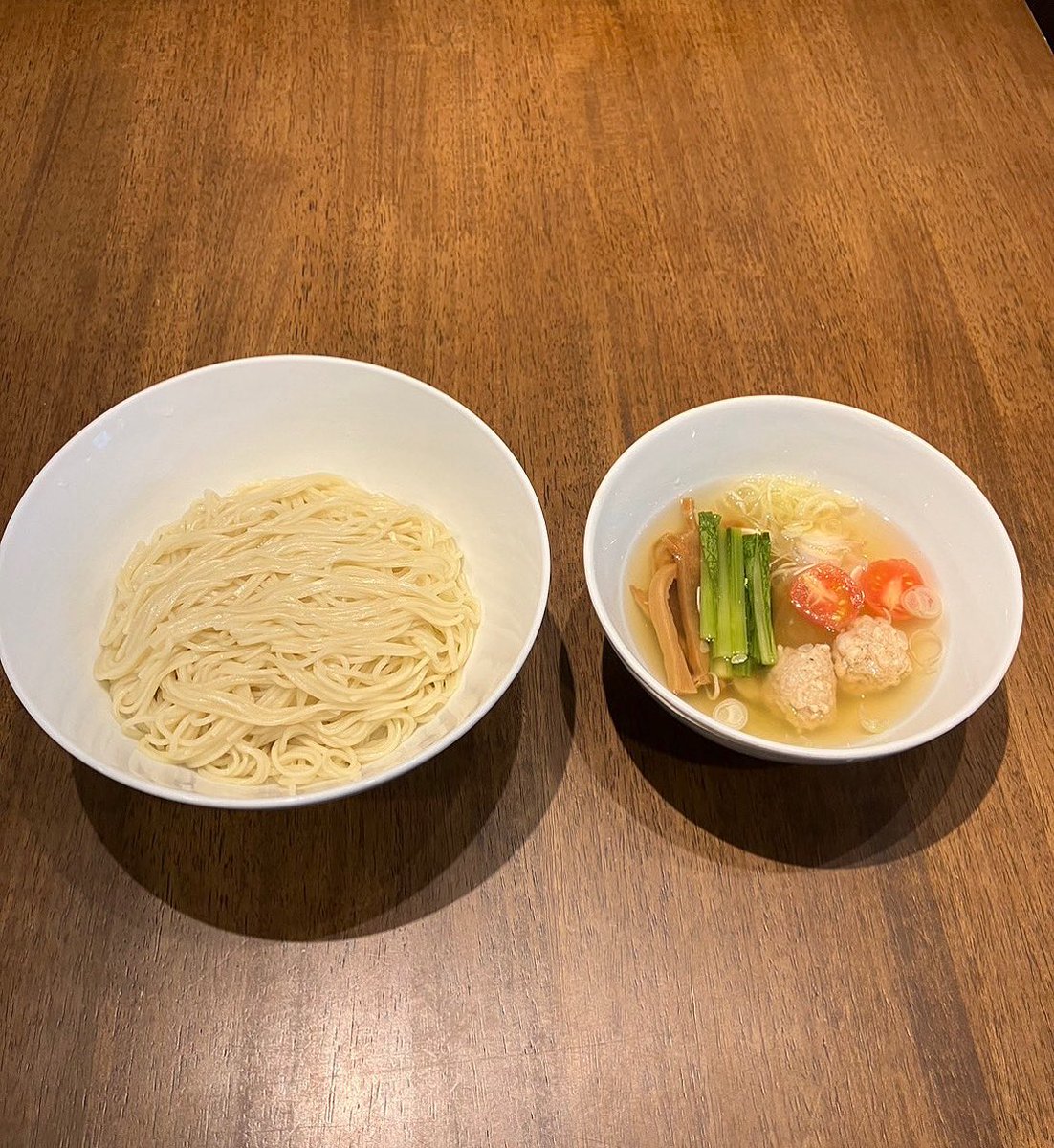 ramensugimoto's tweet photo. 夏季限定
冷たい麺、冷たいつけ汁
冷やし塩そば　1350円

らぁ麺すぎ本　青葉台本店にて
6月22日（日）から開始致します。

麺にはホタテの出汁を絡ませそのままでも美味しく食べられる様、スープは暑い中でもするする食べられるあっさり魚介塩味となっております。

何卒よろしくお願い致します！ https://t.co/horELw4Y27
