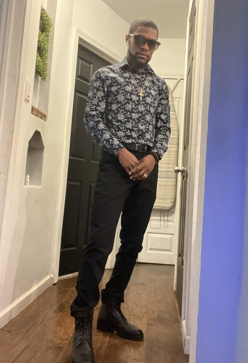 Marselfmade's tweet photo. Real estate moves, but make it social. Pullin up to the agent mixer like I already closed 3 deals 😎🔥👏🏾
#OpenHouseVibes #RealEstateFlow #BlackRealtor #MixAndMingle https://t.co/0AV0Q6CAYv
