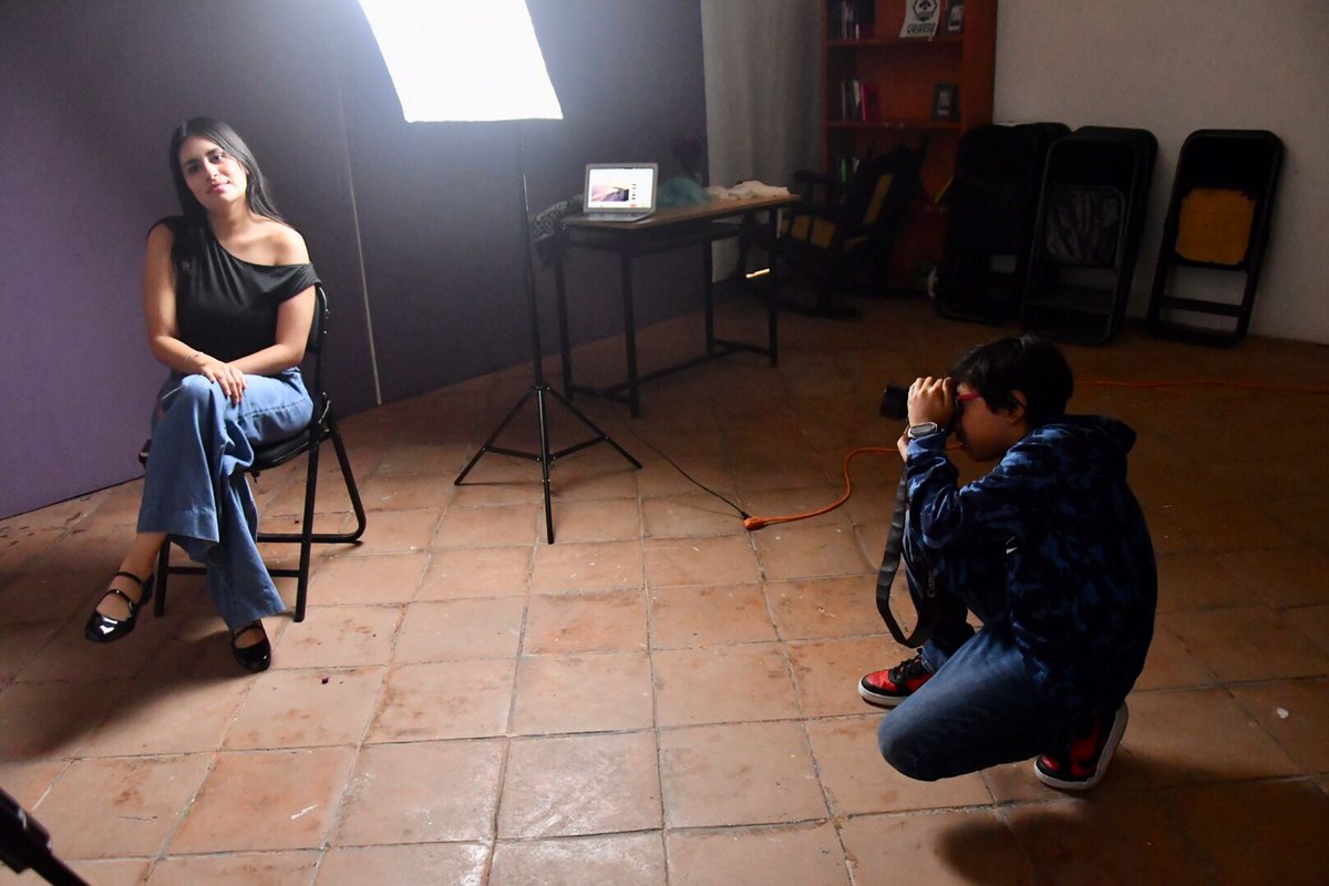 Con una sesión lúdica de intercambio de vivencias e imágenes y retratos, concluyó el taller  𝑽𝒊𝒔𝒊𝒐𝒏𝒆𝒔 𝒊𝒏𝒕𝒆𝒓𝒏𝒂𝒔. 𝑬𝒙𝒑𝒍𝒐𝒓𝒂𝒄𝒊𝒐𝒏𝒆𝒔 𝒇𝒐𝒕𝒐𝒈𝒓𝒂́𝒇𝒊𝒄𝒂𝒔 𝒅𝒆𝒍 𝒓𝒆𝒕𝒓𝒂𝒕𝒐, compartido por Fernando Velázquez, como parte del Programa #PICS.
@culturamx