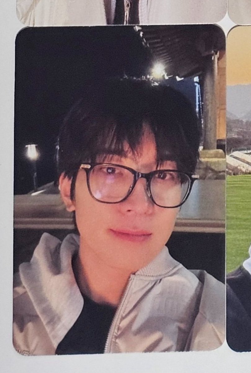 this is the most boyfie domestic husband cutie patootie crush inducing photocard of wonwoo I’ve ever seen