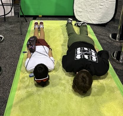 dexwsqk's tweet image. this is the best meet and greet picture i have ever seen