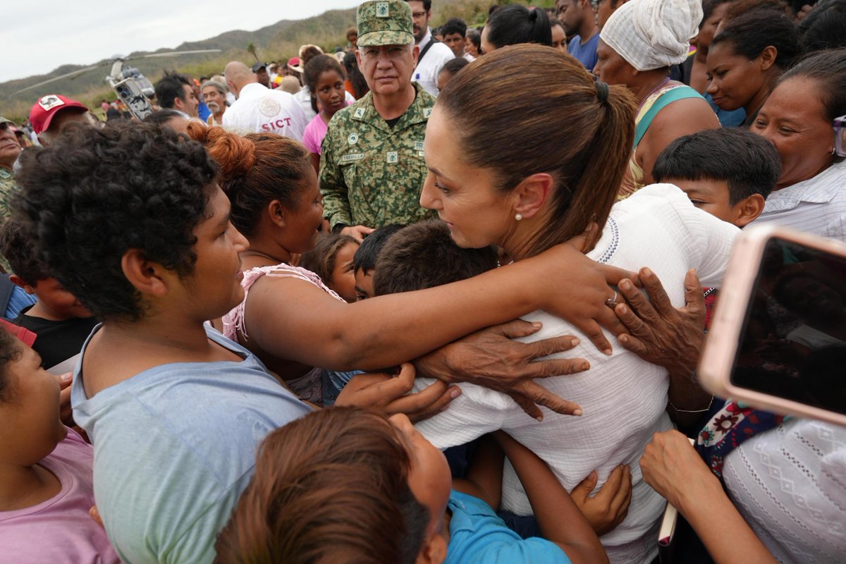 Gobierno de México (@gobiernomx) on Twitter photo La presidenta <a href="/Claudiashein/">Claudia Sheinbaum Pardo</a> conversa con familias de Oaxaca afectadas por huracán Erick.
Instruye a dependencias federales asegurar la entrega de ayuda y rehabilitar la zona en apoyo a las comunidades.
📷 | goo.su/TwZmDS La presidenta <a href="/Claudiashein/">Claudia Sheinbaum Pardo</a> conversa con familias de Oaxaca afectadas por huracán Erick.
Instruye a dependencias federales asegurar la entrega de ayuda y rehabilitar la zona en apoyo a las comunidades.
📷 | goo.su/TwZmDS