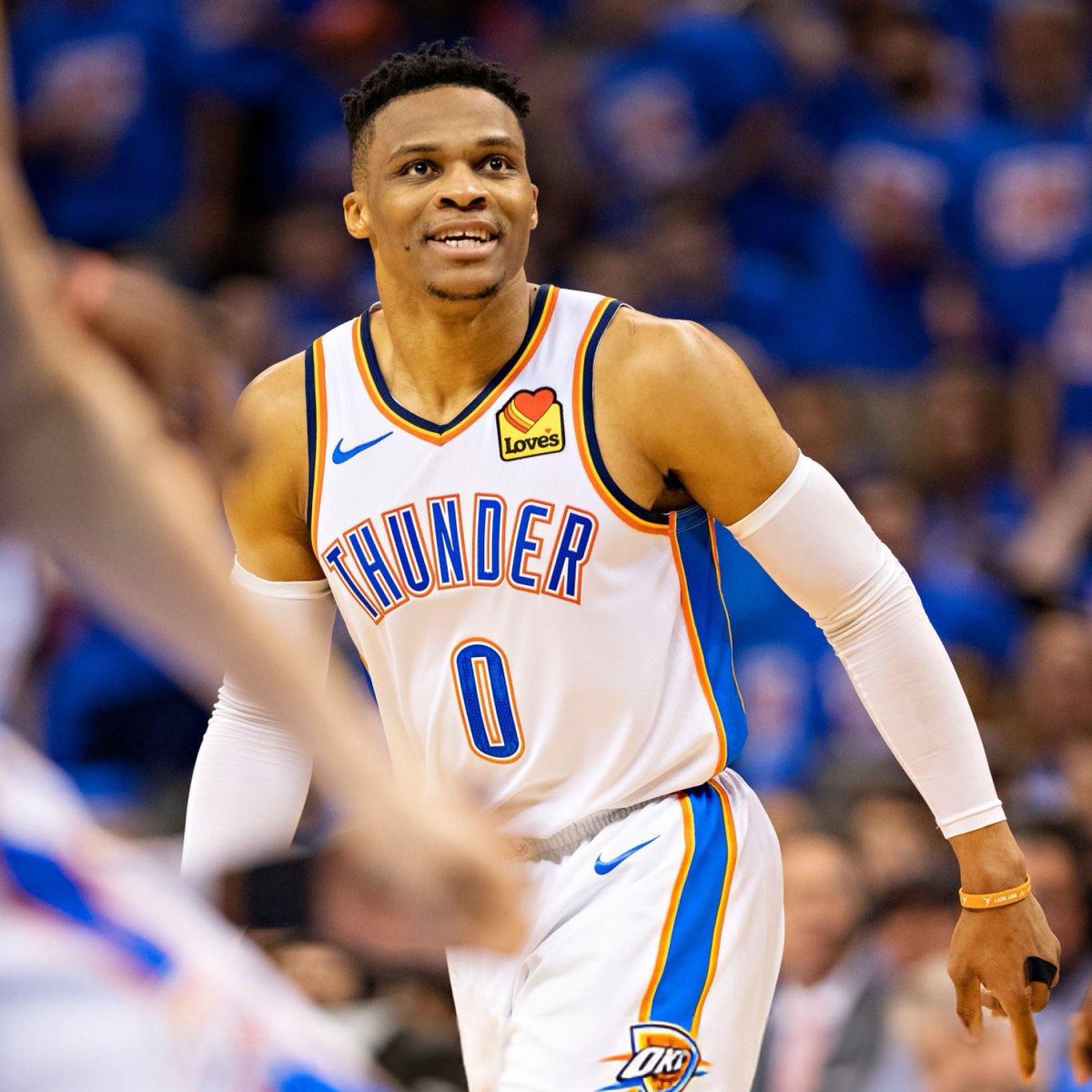 É o seguinte:

Eu PRECISO de você no Paycom Center para o Jogo 7 das Finais, Russ.

Seria completamente histórico! 🙏🏻🥹⚡️