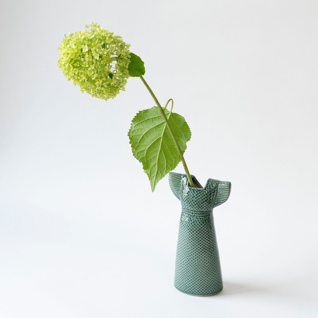 【ベースドレス （フォレストグリーン）】

1990年代に作られたワードローブシリーズの「ベースドレス」に、フォレストグリーンが仲間入り。
ベースドレスは、サマードレスをモチーフに作られていて、ワードローブシリーズの中でも人気の形です。

shop.tonkachi.co.jp/products/ll047…