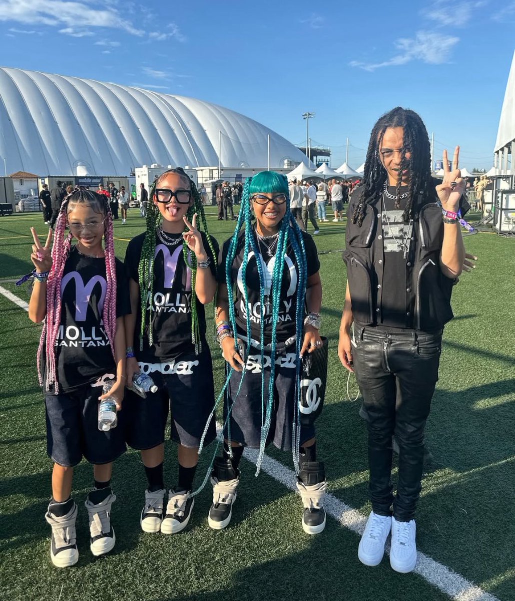 KmaFr_'s tweet image. molly santana and che with north west at summer smash, most random collab of all time ☠️☠️