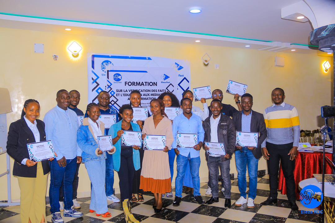 FactEleza's tweet photo. 📸Retour en images sur la formation organisée à #Butembo en province du Nord-Kivu du 16 au 18 juin qui portait sur la lutte contre la #désinformation et l’éducation aux médias et à l’information avec la participation des #journalistes, influenceurs , chefs de programme et rédacteurs en chef.

💬Quelle ville de la RDC pensez-vous a besoin d’une formation intensive similaire ?