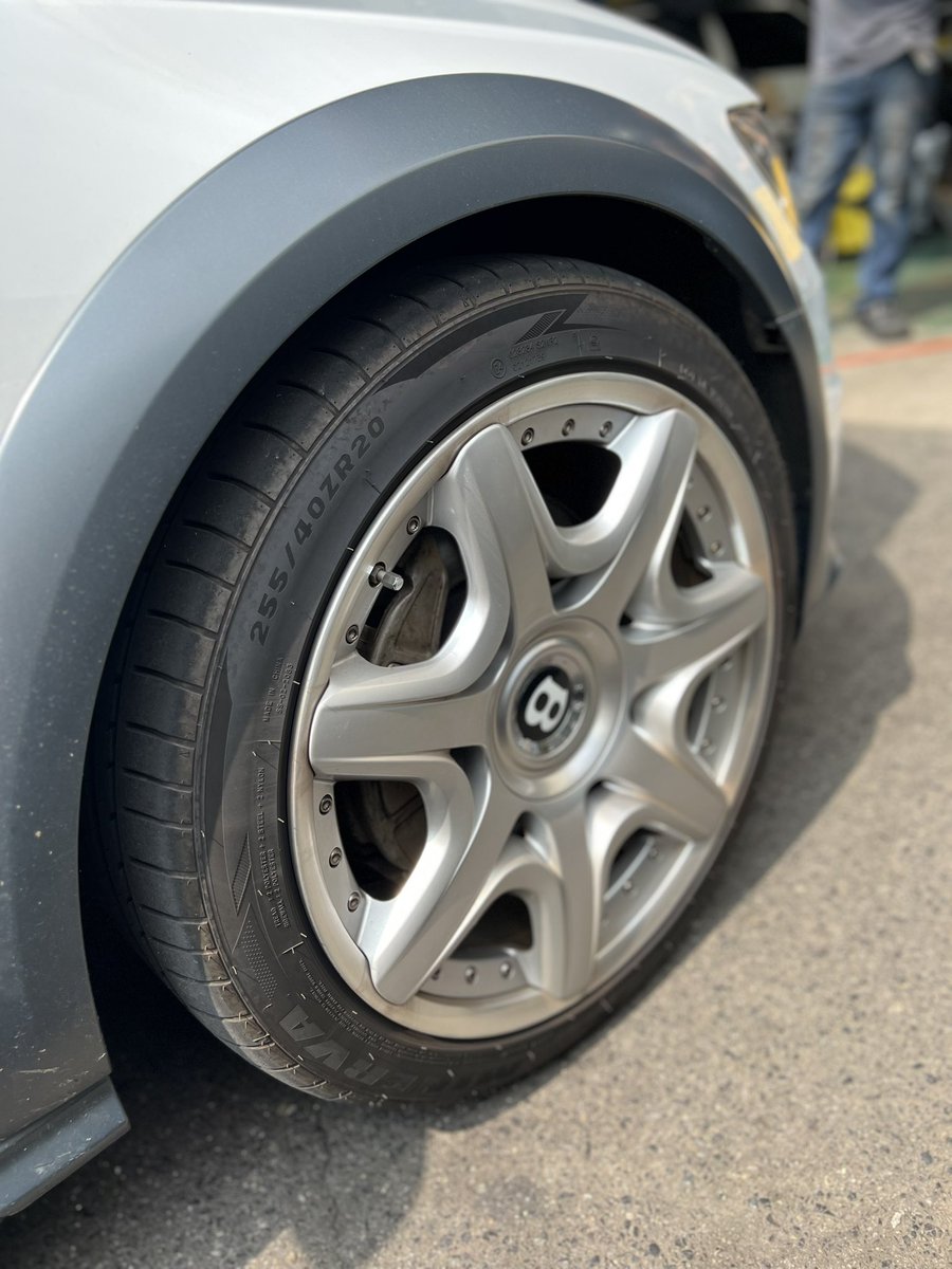 EUROStageTsune's tweet photo. 本日も営業開始してます😊
まずはA6allroadのオイル交換からスタート‼︎
allroadにベントレーホイールが最高にかっこいい😍
オーナー様のセンスが光るカスタムですね‼︎
#EUROStage #VW #Audi #A6 #allroad #岡山県 #倉敷市 https://t.co/16BLf5sgYp