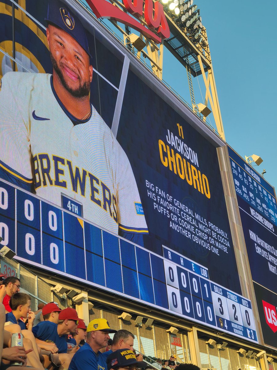 diehardbrewer's tweet photo. Well done @Twins scoreboard person. https://t.co/5vRuskS8Gw