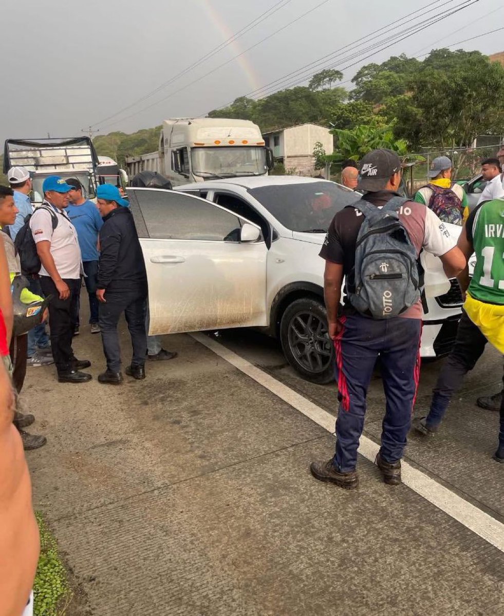 ‼️#URGENTE
Fiscalía y la Policía Nacional iniciaron las primeras diligencias tras el ataque armado que provocó la muerte de Danny Daniel Balda Palacios, secretario de Fiscalía en Chone.