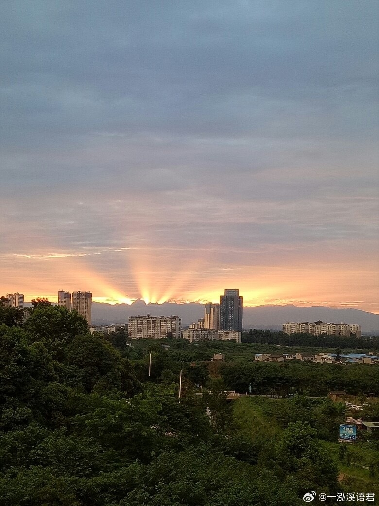 JaneGabrie98664's tweet photo. 把自己丢进陌生的城市，像拆开未知的盲盒 https://t.co/Mjd6L3ECq5