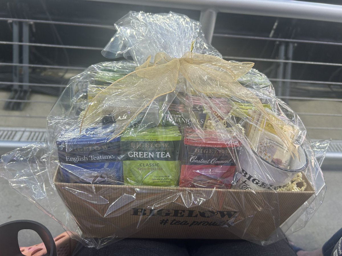 DrHelenECollin1's tweet photo. Another great evening for football. As a British woman, it was awesome to win the bigelow tea raffle. #racingfc #bigelowtea @RacingLouFC https://t.co/Vj13XIRqcz