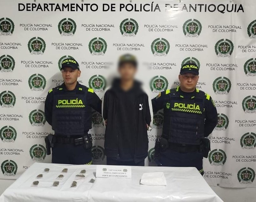 Policiantioquia's tweet photo. En #ElPeñol, en desarrollo de la estrategia #ActuandoPorAntioquia, fue capturado en flagrancia un hombre a quien se le hallaron 20 bolsas de marihuana. El capturado fue dejado a disposición de la Fiscalía 48 Seccional Guatapé. #DiosYPatria https://t.co/Sxbp2Uosmj