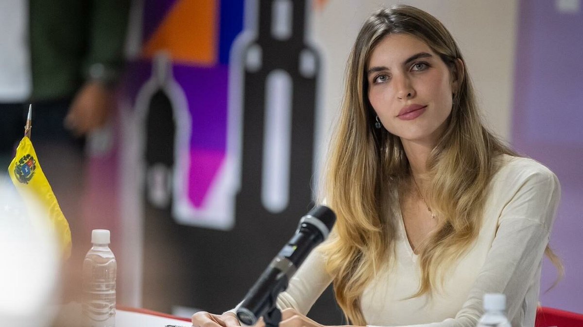 Danilover1012's tweet photo. Camilla Fabri es designada presidenta de la Gran Misión Vuelta a la Patria. Con compromiso y sensibilidad, liderará el retorno digno de nuestros migrantes. ¡Bienvenidos a casa, Venezuela los abraza! #PostuloGenteQueResuelve #VueltaALaPatria #UnidadYFuerza https://t.co/AxmVKTkSU8