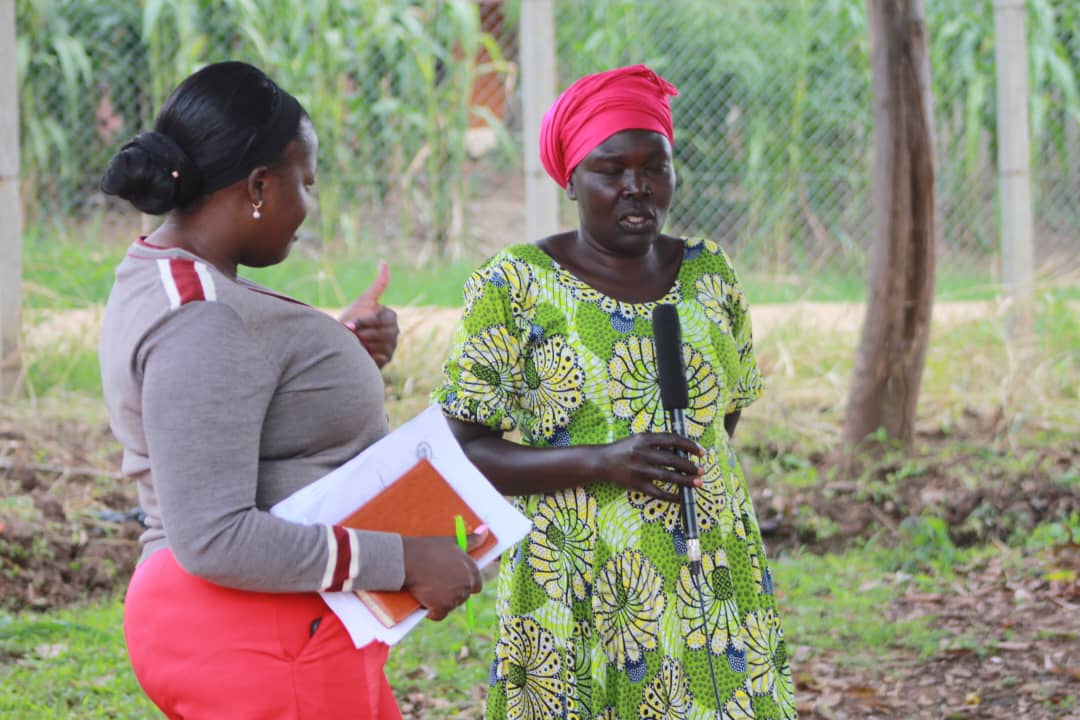 CEFTRAWESTNILE's tweet image. As part of celebrating world refuge day, we took  community dialogue to Refugee Women market vendors to empower them on Economic transformation, Digital rights, MHPSS and collecting refuge Voices in Arua City.
#SolidarityWithRefugees  
@AruaCityUg ,@VNGi