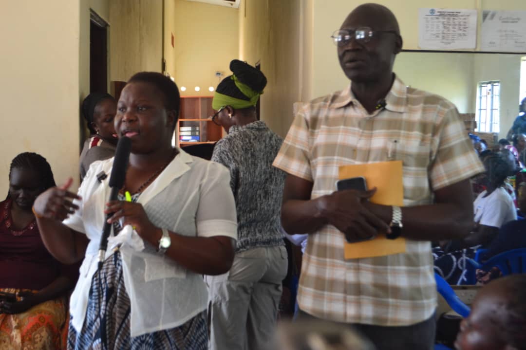 CEFTRAWESTNILE's tweet image. As part of celebrating world refuge day, we took  community dialogue to Refugee Women market vendors to empower them on Economic transformation, Digital rights, MHPSS and collecting refuge Voices in Arua City.
#SolidarityWithRefugees  
@AruaCityUg ,@VNGi
