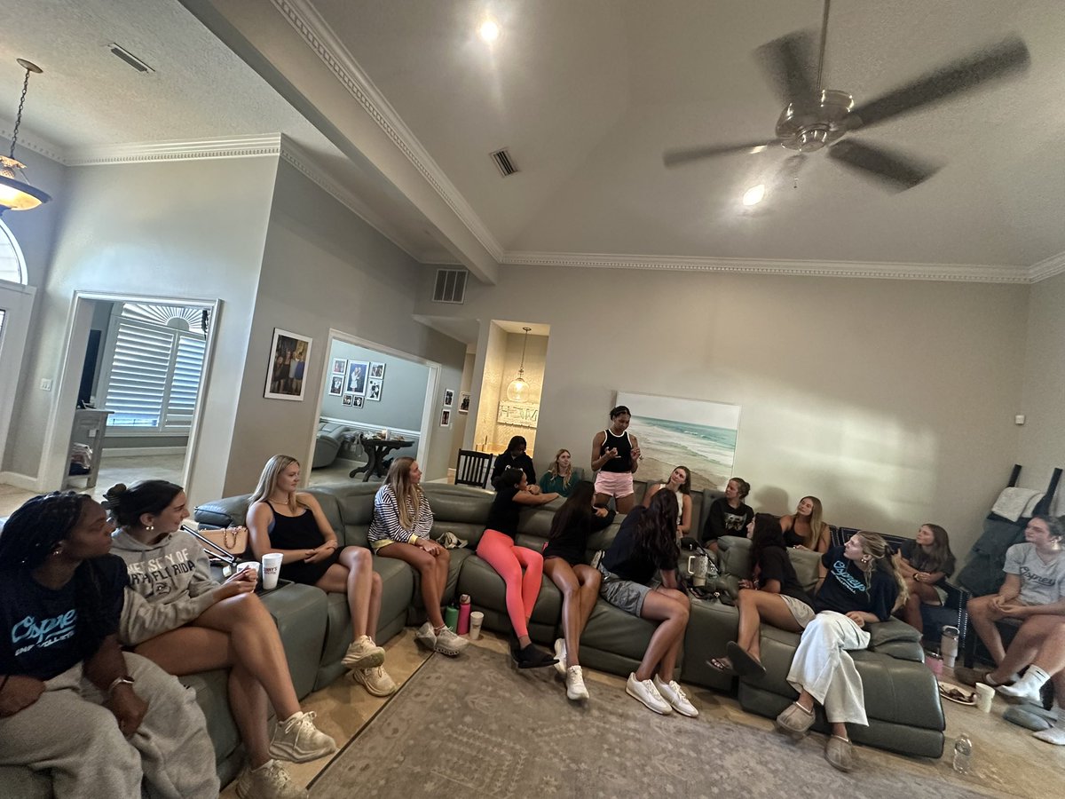 OspreyVB's tweet image. Summer vibes, team time and delicious food thanks to @sonnysbbq! We’re ready to get to work!
#SWOOP