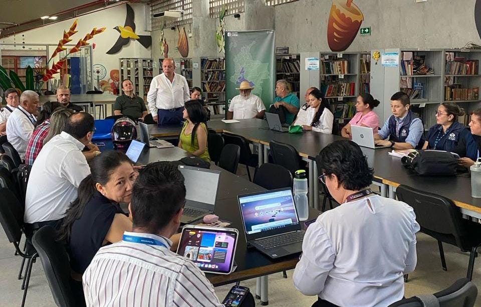 Supersalud's tweet image. #SupersaludEnLasRegiones | Esta semana nuestra #RegionalSur se reunió en la Biblioteca Pública Huellas con asociaciones de usuarios y veedores de salud de #Neiva, con el fin de evaluar avances en los compromisos definidos en un plantón, realizado el 29 de mayo por usuarios de EPS