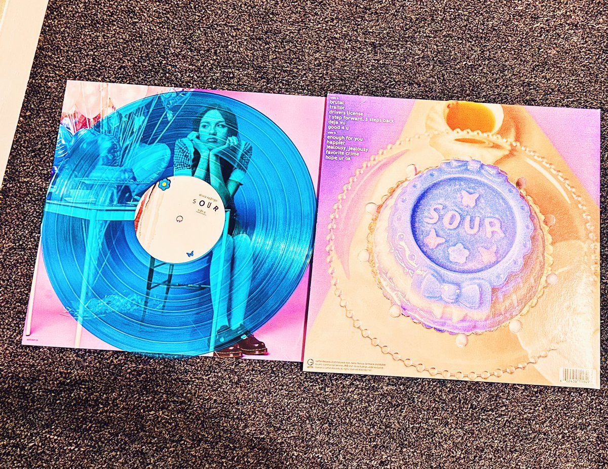 istillseeurface's tweet image. my bff bought me olivia’s sour vinyl, it’s so beautiful 💜✨#Sour #oliviarodrigo