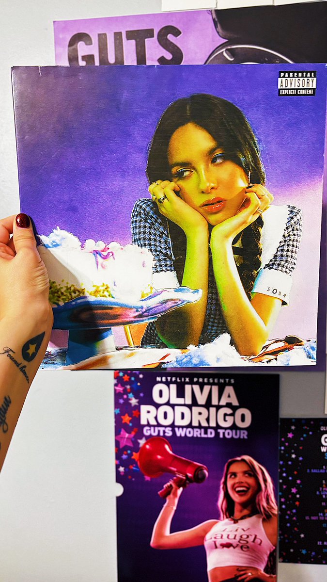 istillseeurface's tweet image. my bff bought me olivia’s sour vinyl, it’s so beautiful 💜✨#Sour #oliviarodrigo