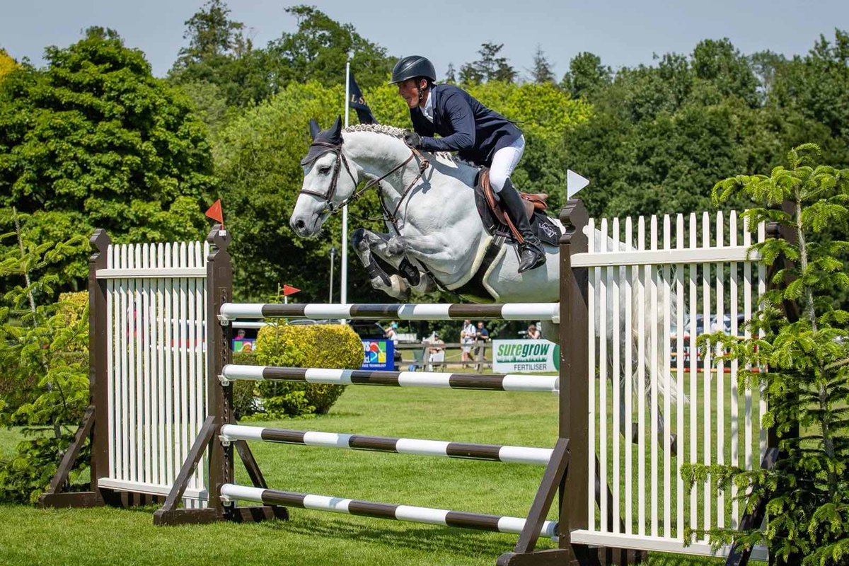 Hickstead und das Derbyfieber - wie in Hamburg bereits, schiebt sich Guy Williams in den Vordergrund -  allerdings mit einem Holsteiner, den er erst seit zwei Wochen kennt.... zurl.co/ts8Jk
#showjumping #derbyfieber #Hickstead