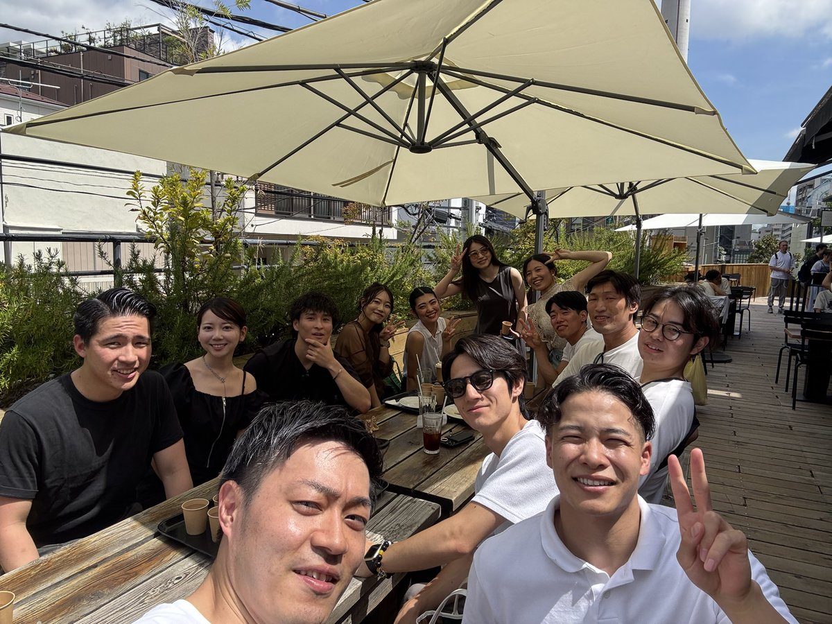 Teipon_ProCoach's tweet photo. 4時起き習慣6年目独立した34歳ルーティン
21:30 就寝
4:30 起床
4:35 体温測定&トイレ&体重計測→BCAA
4:40 コールドシャワー →スキンケア
4:50 散歩
5:15 朝食(オートミールプロテインマグケーキ)
5:30 業務委託関係
6:25 移動(電車内作業、読書)
8:30 朝会
14:00 卒業したクライアントさんと1on1
16:00 セッション
20:30 体験セッション
太陽の光を浴びながらカフェで朝会。土日も平日と同じ時間に起きれば、自分の時間が増えて色んな機会を作る時間もできる。体調も整う。メリットだらけなのに起きない理由がわからない。(太陽眩しすぎて目が開けられない)