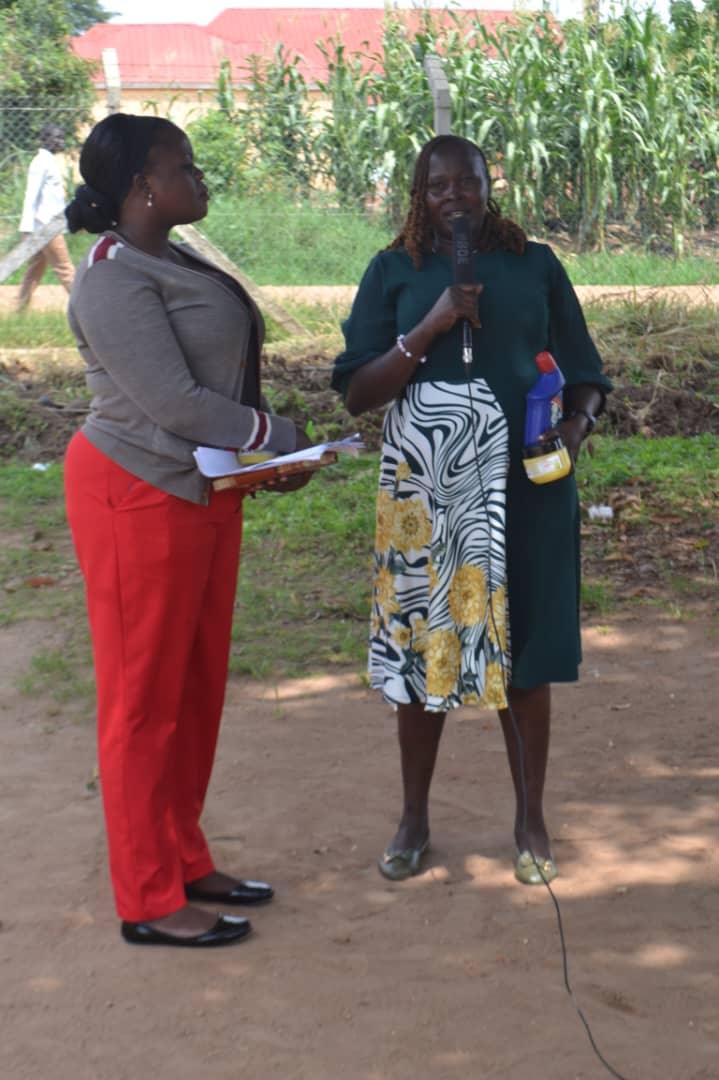 CEFTRAWESTNILE's tweet image. As part of celebrating world refuge day, we took  community dialogue to Refugee Women market vendors to empower them on Economic transformation, Digital rights, MHPSS and collecting refuge Voices in Arua City.
#SolidarityWithRefugees  
@AruaCityUg ,@VNGi