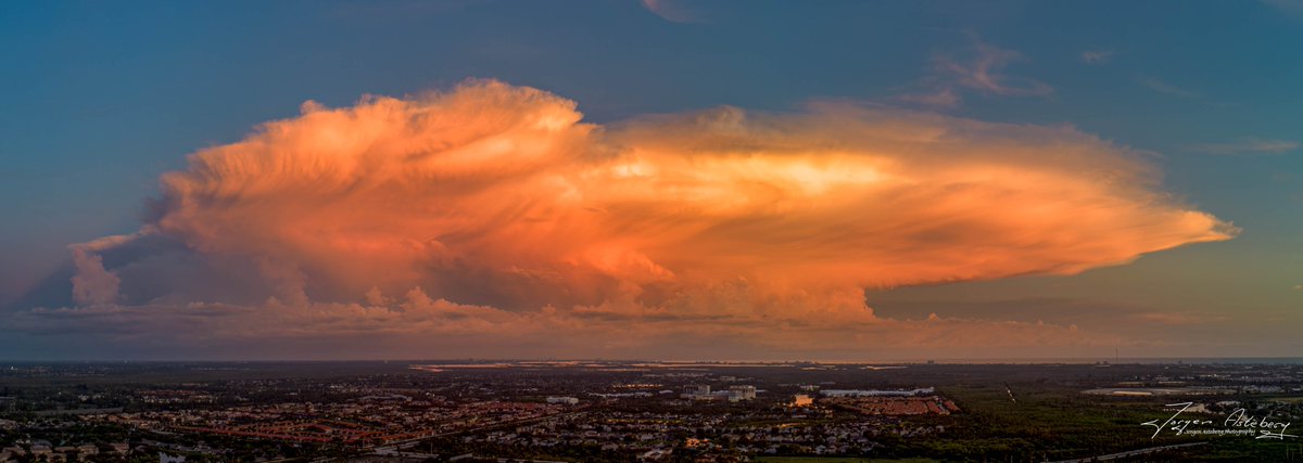 jka62's tweet image. Gorgeous Thunder head over Marco Island, 50 Miles away.
All lit up by the setting sun in the west.
@JasonDunning , @MattDevittWX