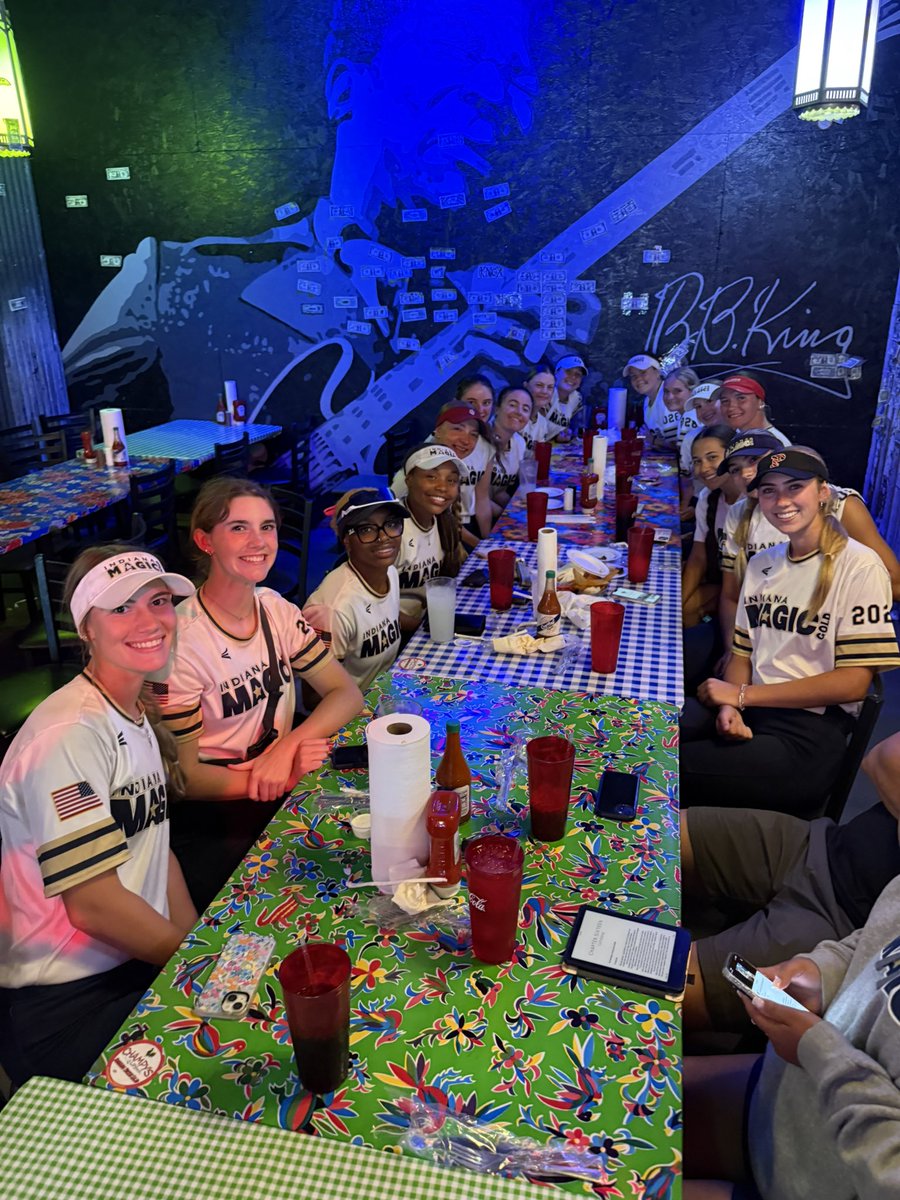 IMG08BenGod's tweet photo. Softball + Chattanooga = Top25 competition & making memories.  Love this team & awesome families.  Battled thru tough competition to secure #1 seed in pool & celebrated at Champy’s - IMG tradition.  See y’all tomorrow at 4pm at Field 1 at Heritage Point Park for bracket play. @ConnectSports_ @thealliancefp @LineDsoftball @ExtraInningSB