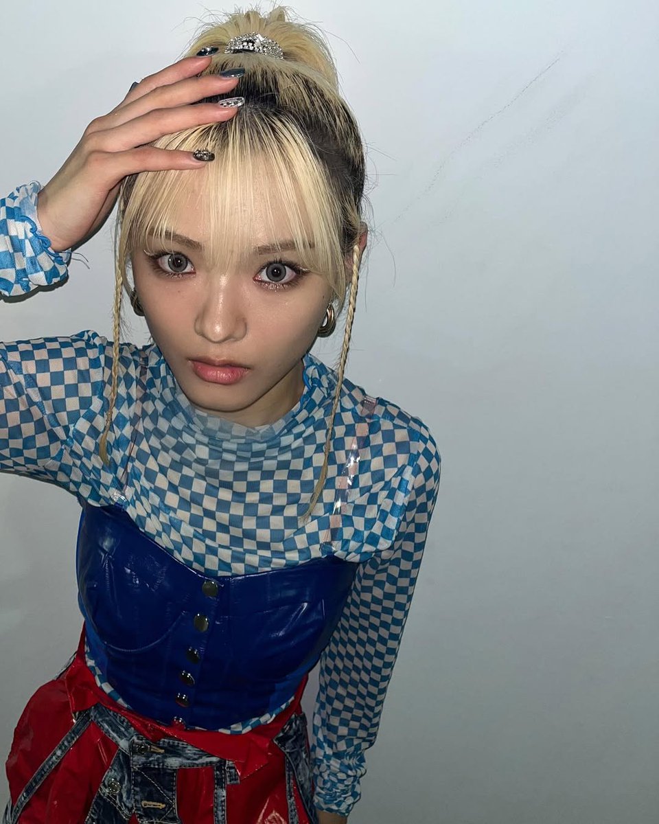 Girls2×iScream 鶴屋美咲『Rock Steady』サイン入チェキ - メルカリ